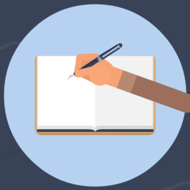 Hand schreibt in ein offenes Notizbuch vor blauem Hintergrund.